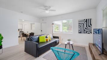 Basic-Apartment | Wohnzimmer | 42-Zoll-Smart-TV mit Digitalempfang, Fernseher