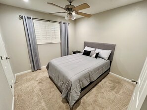 4 bedrooms, WiFi, bed sheets - Heart of Old Town Scottsdale! (Scottsdale)