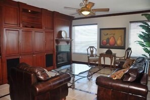 TV - Gorgeous 4 BDR beachfront condo in gated community (Marco Island)
