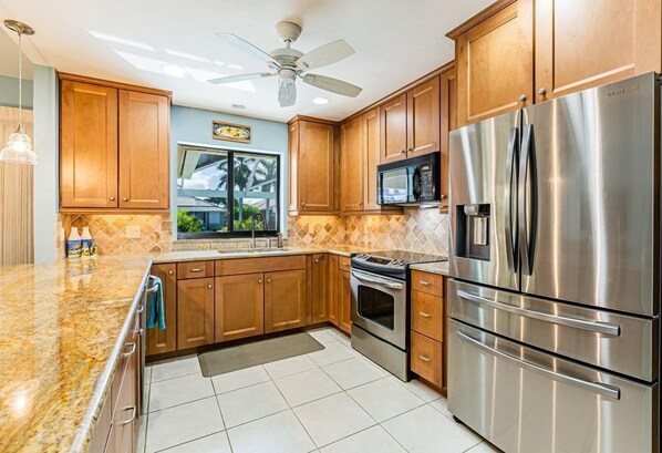 Refrigerador, microondas, horno y parrilla de estufa