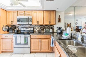 Een koelkast, een microgolfoven, een oven, een kookplaat