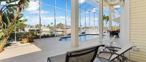 屋外ダイニングエリア