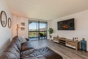 TV - Beautiful 2-bedroom, 2 bath condominium (Marco Island)