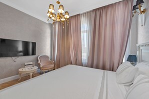 5 bedrooms, in-room safe, desk, iron/ironing board