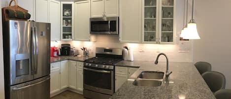 Een koelkast, een microgolfoven, een oven, een kookplaat