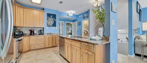 Réfrigérateur, four à micro-ondes, un four, surface de cuisson