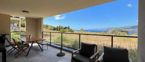 تناول الطعام بالخارج