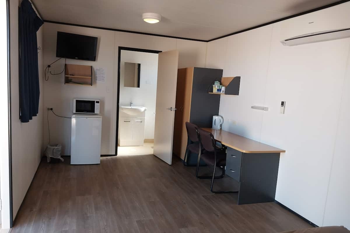 Standaard tweepersoonskamer, privébadkamer | 1 slaapkamer, een bureau, een strijkplank/strijkijzer, beddengoed