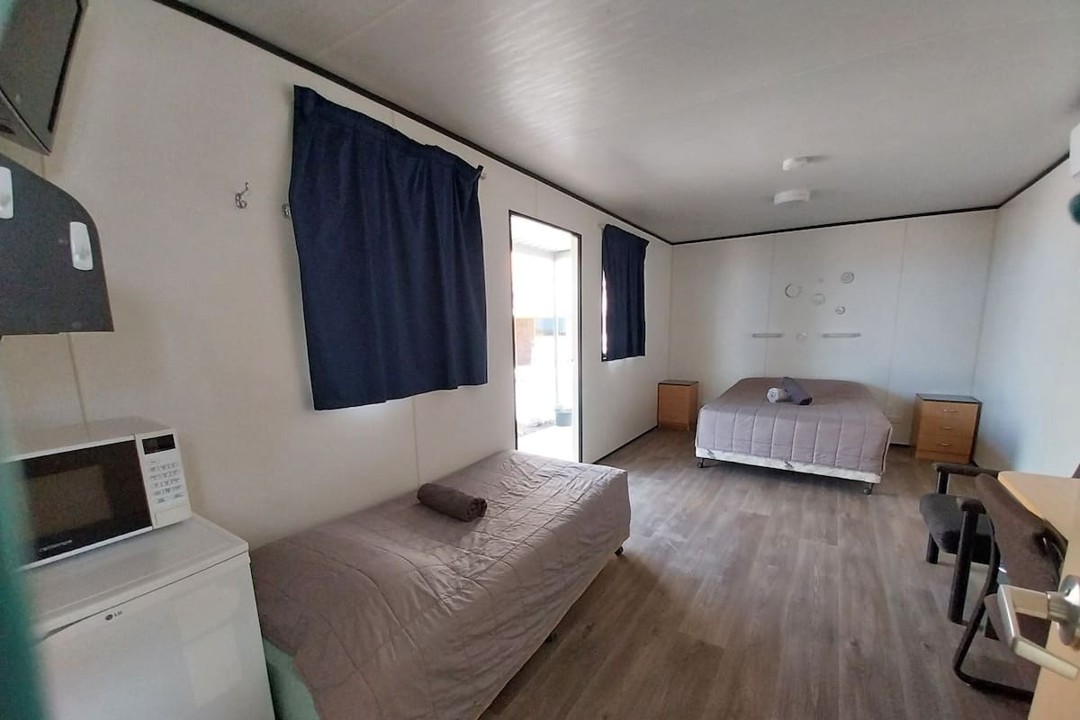 Standaard driepersoonskamer, privébadkamer | 1 slaapkamer, een bureau, een strijkplank/strijkijzer, beddengoed