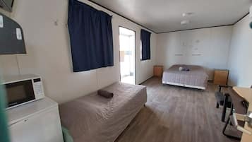 Standard Triple Room, Private Bathroom | Meja, seterika/papan seterika, cadar katil 