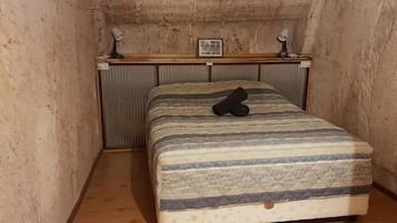 Appartamento familiare, bagno privato (Deluxe) | 1 camera, una scrivania, ferro/asse da stiro, lenzuola