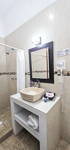 Standard Twin Room | Bathroom - La Familia Hotel y Restaurante (San Blas)