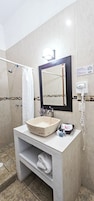 Habitación estándar con 2 camas individuales | Baño | Ducha, artículos de higiene personal gratuitos y secador de pelo