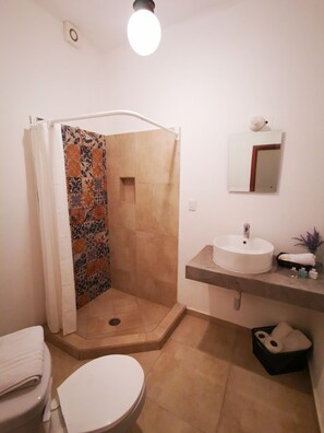 Standardzimmer, 1 King-Bett | Badezimmer | Dusche, kostenlose Toilettenartikel, Haartrockner, Handtücher