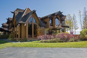 Exterior - Fleur Du Lac 18 By Tahoe Getaways - Lakefront Monthly Rental with Pool, Tennis, Gym, Boat Slip (Homewood)