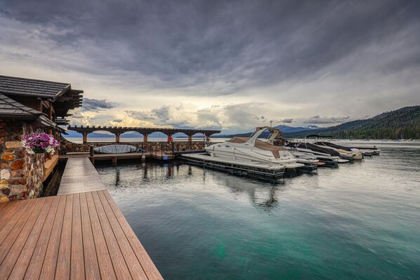 Marina - Fleur Du Lac 18 By Tahoe Getaways - Lakefront Monthly Rental with Pool, Tennis, Gym, Boat Slip (Homewood)