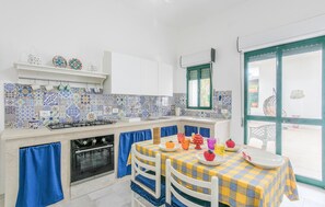 Refrigerador, parrilla de estufa y utensilios de cocina 
