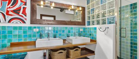 Baignoire, sèche-cheveux, serviettes fournies