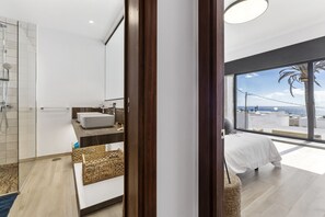 Een bad, een haardroger, handdoeken