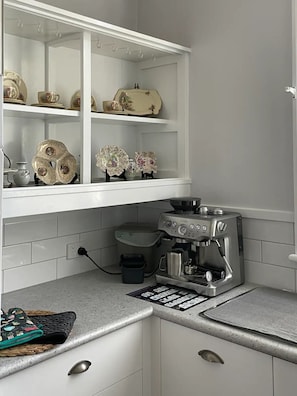 Fridge, microwave, oven, dishwasher - Entire home hosted by Edward. (Spencer Park)