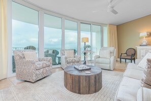 TV, lettore DVD, tavolo da ping pong