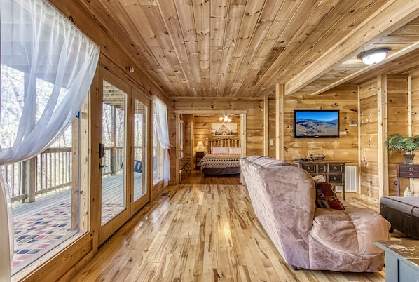 4 bedrooms, desk, WiFi, bed sheets
