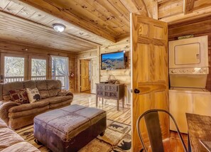 TV, fireplace, table football, computer monitors - Cubby Bear! Resort Pool/5 Minutes to the Parkway/Hot Tub (Gatlinburg)