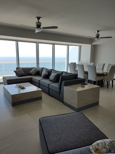 Peninsula-Pacific-Pearl-9-people