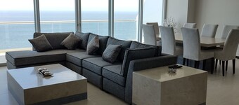 Peninsula-Pacific-Pearl-9-people