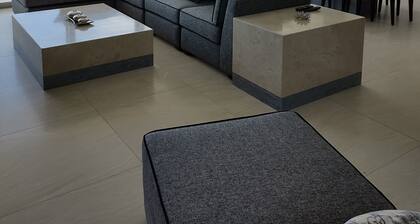 Peninsula-Pacific-Pearl-9-people