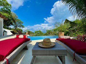 Alberca al aire libre y alberca infinita