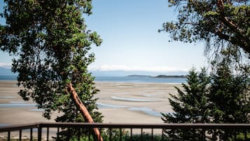 Oceanview Cottage | Individually decorated, individually furnished, blackout drapes