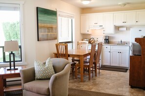 Casa de ciudad | Decoración personalizada, muebles diferentes y cortinas blackout 