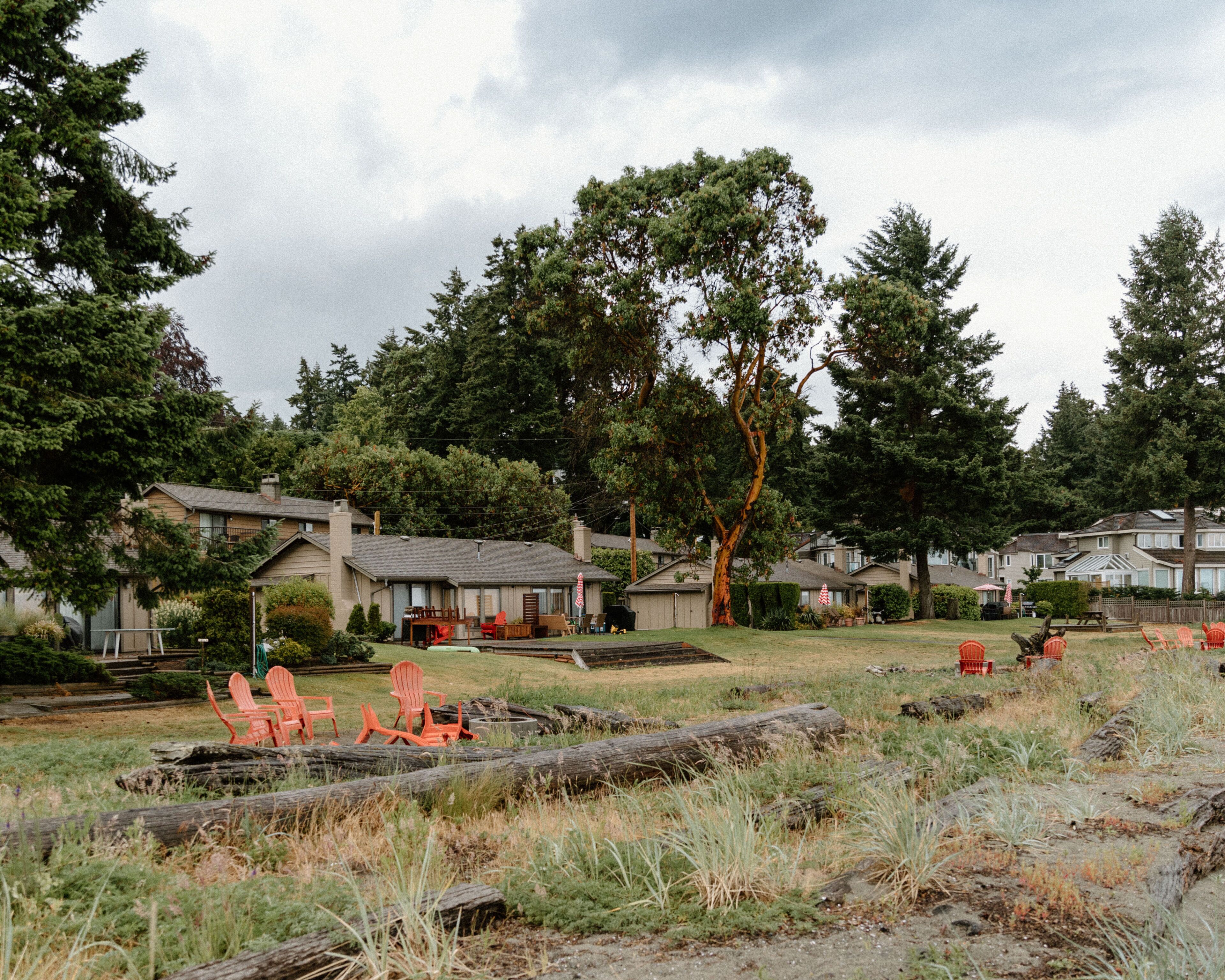 بديكورات فريدة لكل غرفة وطراز فريد لكل وحدة وستائر تعتيم ومكواة/لوح كي