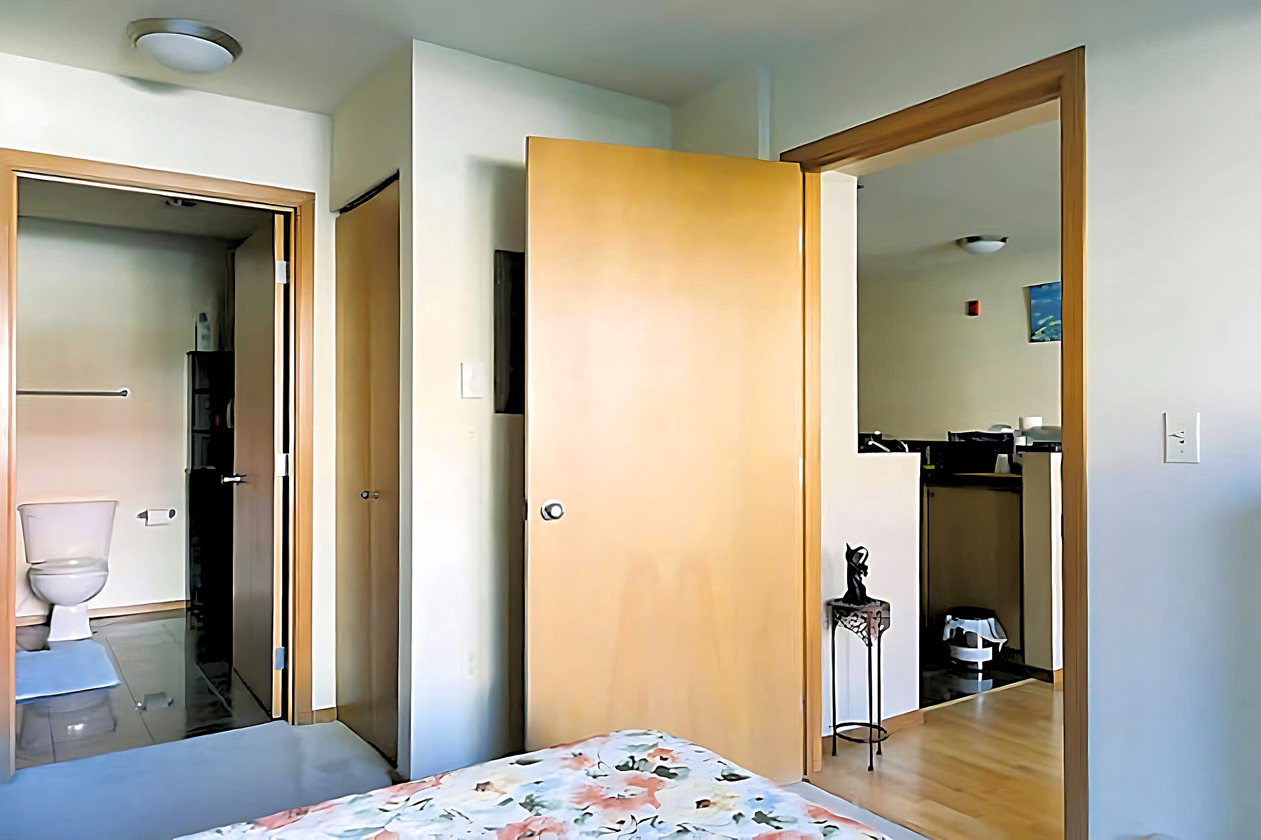 1 bedroom, desk, WiFi, bed sheets