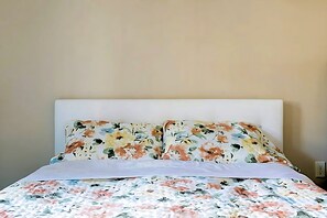 1 bedroom, desk, WiFi, bed sheets