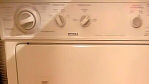 Een gestapelde wasmachine en droger met een bedieningspaneel aan de bovenkant.