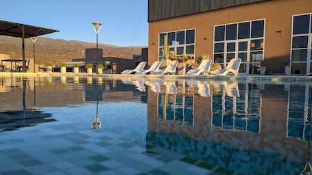 Seasonal outdoor pool. ENTRE VIÑEDOS RESORT HOTEL