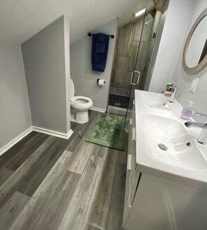 Ein Badezimmer mit Toilette, Dusche und Waschbecken.