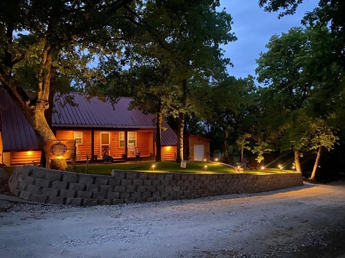 Cozy Lake Cabin located by the sandiest beach on Lake Texoma -Excellent  Fishing