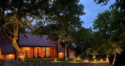 Cozy Lake Cabin located by the sandiest beach on Lake Texoma -Excellent Fishing