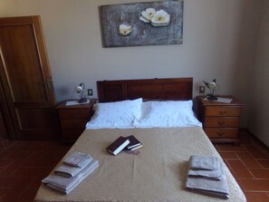 3 bedrooms, iron/ironing board, travel cot, free WiFi
