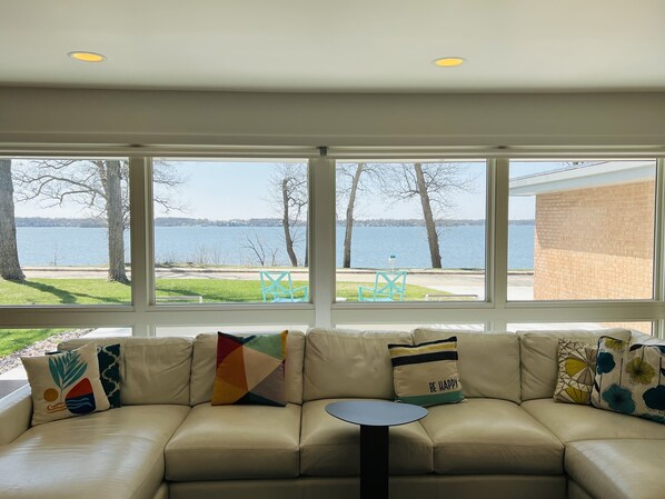 Smart-TV, peis, DVD-spiller og bøker