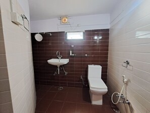 Douche, serviettes fournies, savon, shampoing
