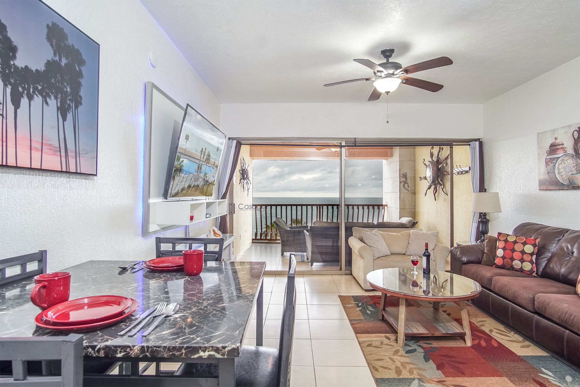 Smart-TV, DVD-spiller, bøker og stereoanlegg