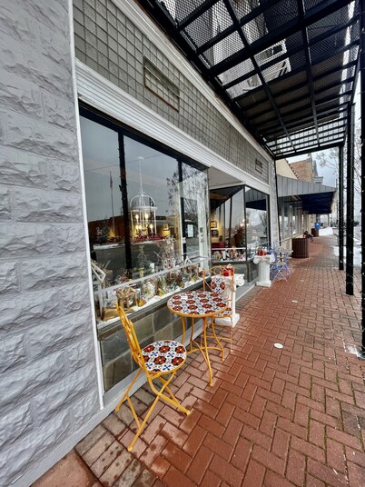 Loft apartment on Clifton, TN  Main Street Convenient, Cozy and Clean <br>