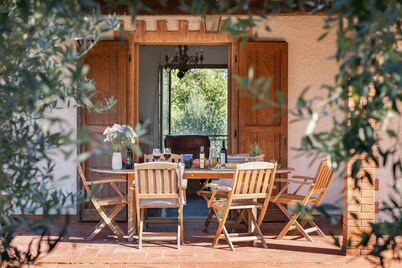 Private Villa with A/C, private pool, WIFI, TV, patio, pets allowed, panoramic view, close to Arezzo