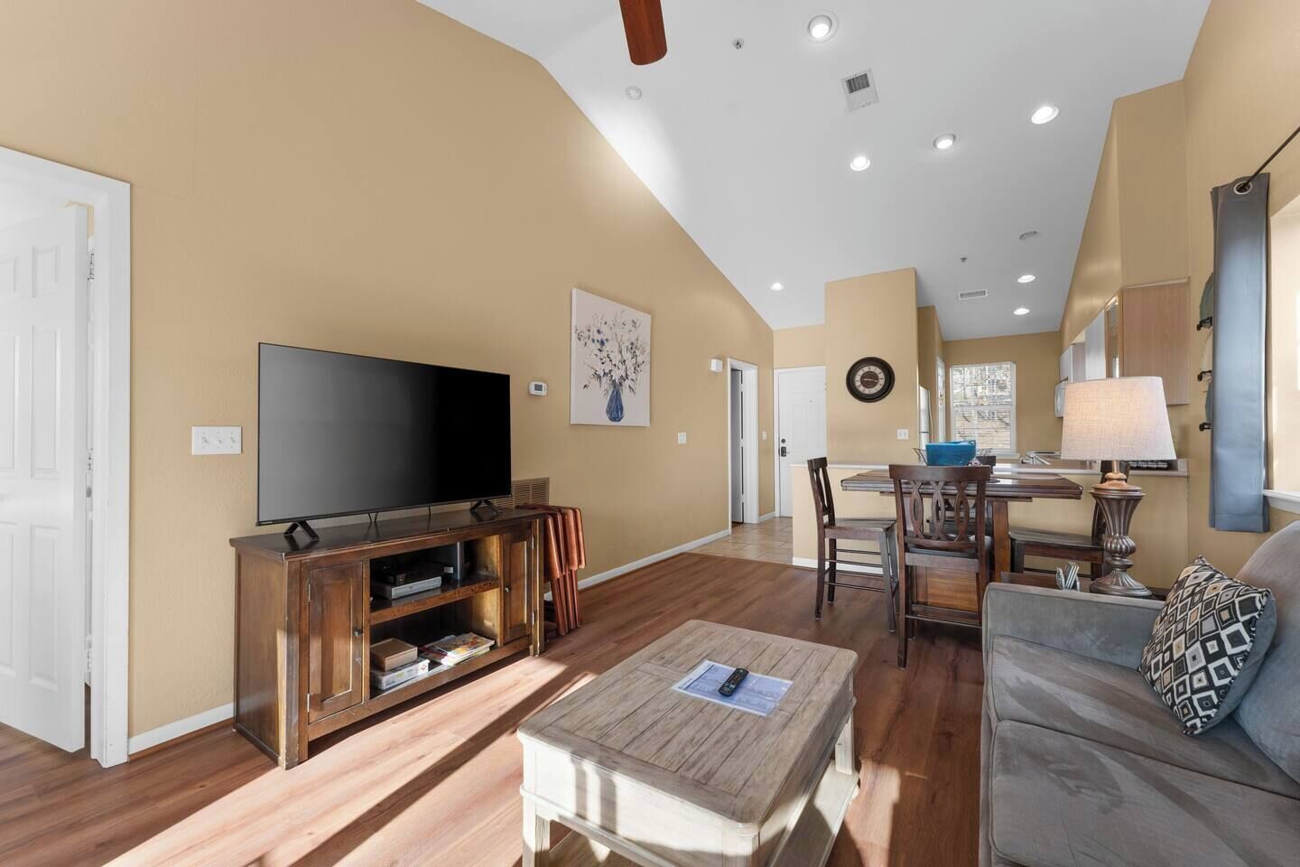 Cozy 2br Condo With A View And Amenities! - Ridgedale, MO