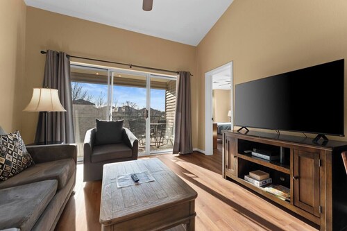 Cozy 2BR Condo with a View and Amenities!