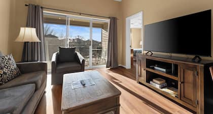 Cozy 2BR Condo with a View and Amenities!